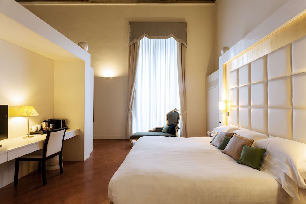 Habitación Deluxe, 1 cama de matrimonio grande con sofá cama del hotel Palazzo Caracciolo Naples