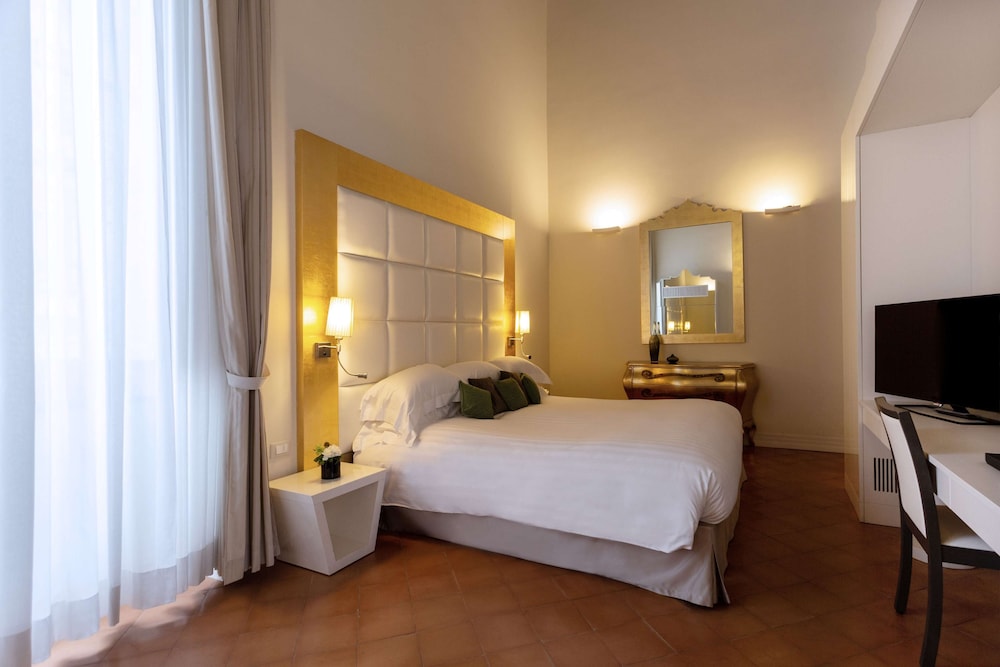 Habitación Deluxe, 1 cama de matrimonio grande con sofá cama del hotel Palazzo Caracciolo Naples. Foto 1