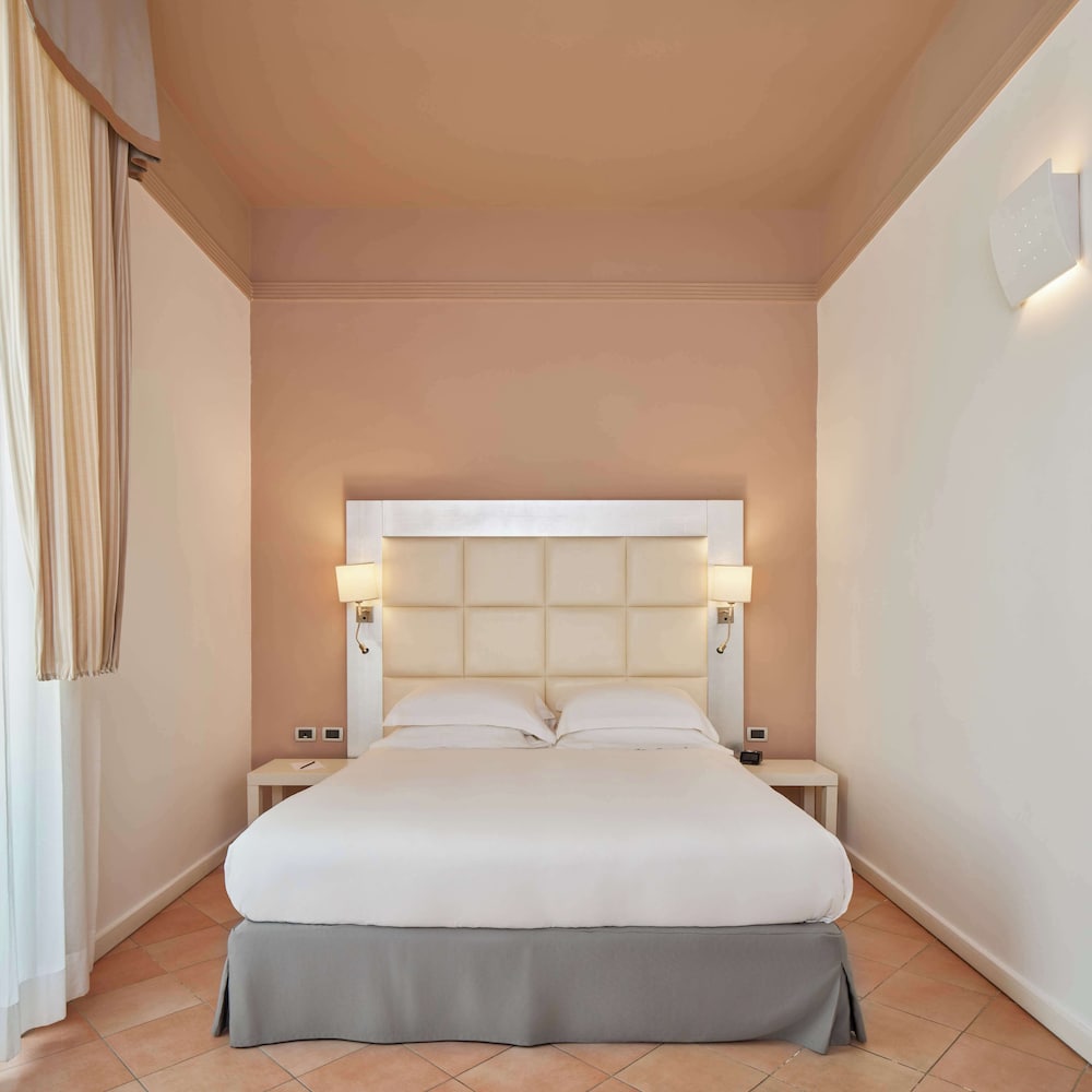 Habitación Deluxe, 1 cama de matrimonio grande con sofá cama del hotel Palazzo Caracciolo Naples. Foto 6