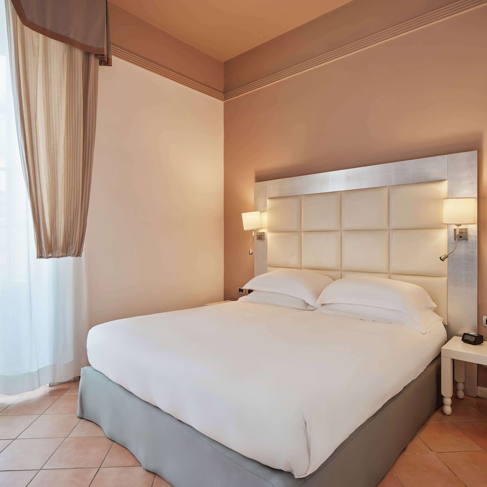 Habitación Deluxe, 1 cama de matrimonio grande con sofá cama del hotel Palazzo Caracciolo Naples. Foto 7