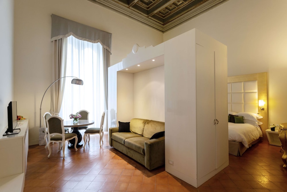Suite junior, 1 cama de matrimonio grande del hotel Palazzo Caracciolo Naples. Foto 2