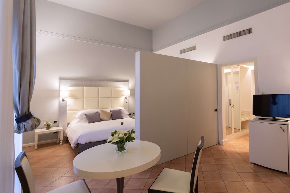 Suite junior, 1 cama de matrimonio grande del hotel Palazzo Caracciolo Naples. Foto 4