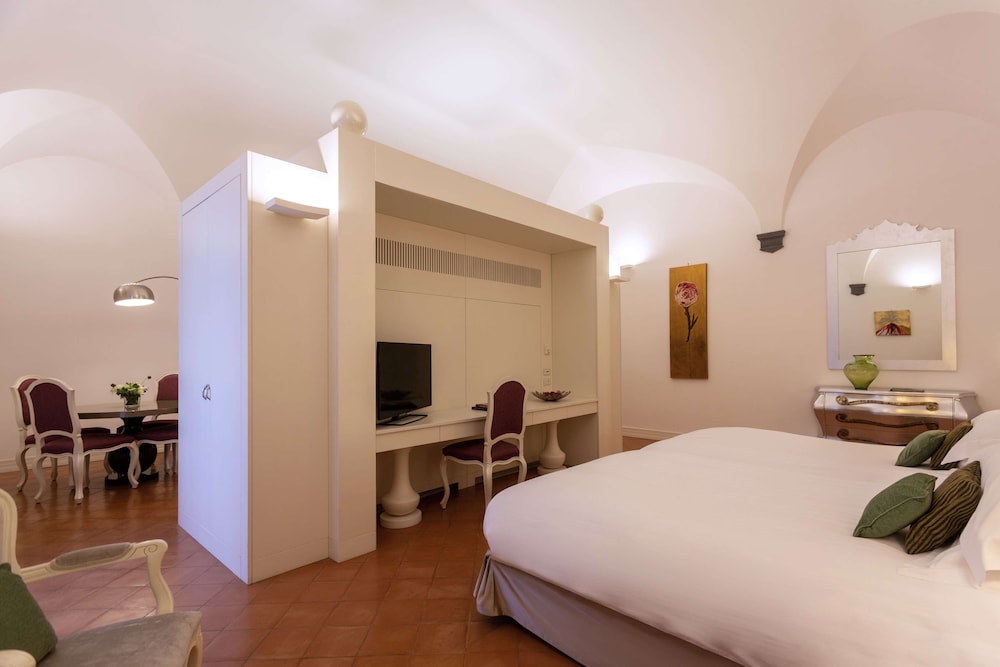 Suite junior, 1 cama de matrimonio grande del hotel Palazzo Caracciolo Naples. Foto 6
