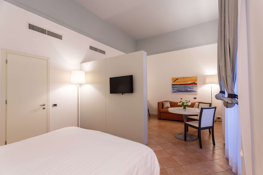Suite junior, 1 cama de matrimonio grande del hotel Palazzo Caracciolo Naples. Foto 7