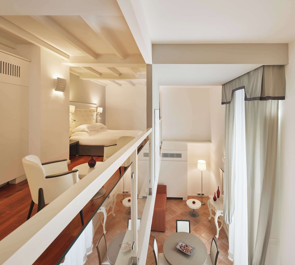 Suite junior, 1 cama de matrimonio grande (Duplex) del hotel Palazzo Caracciolo Naples. Foto 7