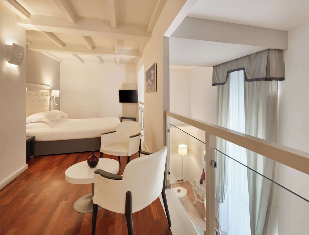 Suite junior, 1 cama de matrimonio grande (Duplex) del hotel Palazzo Caracciolo Naples. Foto 9