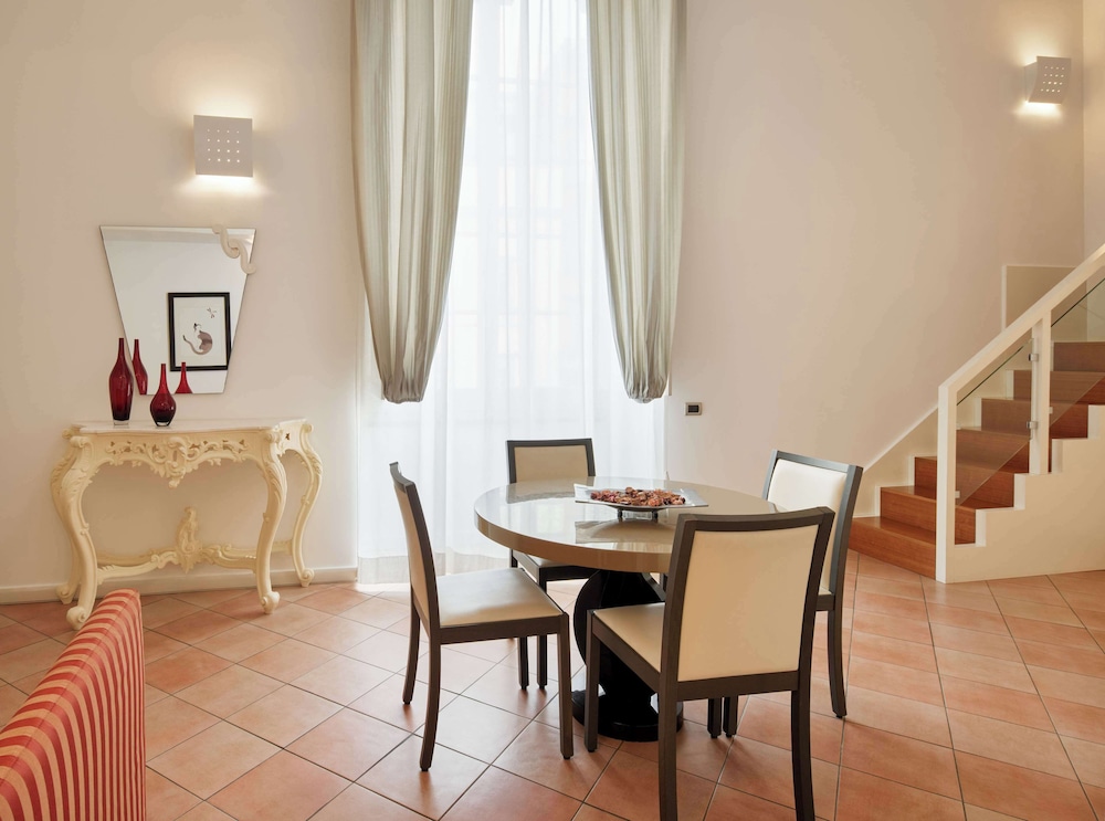 Suite junior, 1 cama de matrimonio grande (Duplex) del hotel Palazzo Caracciolo Naples. Foto 10