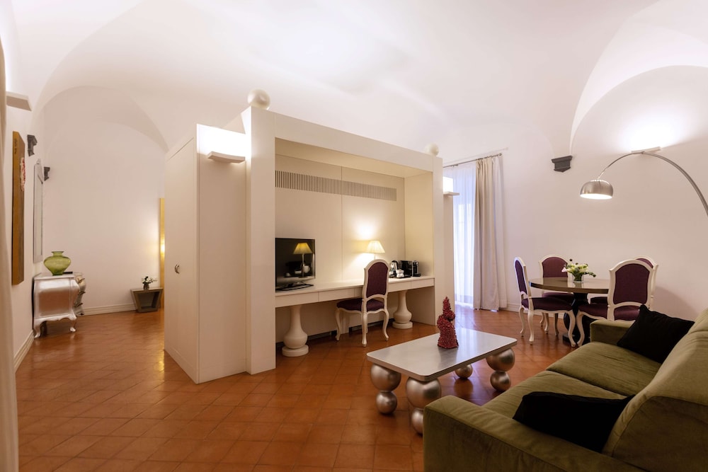 Suite junior, 1 cama de matrimonio grande (Duplex) del hotel Palazzo Caracciolo Naples. Foto 12