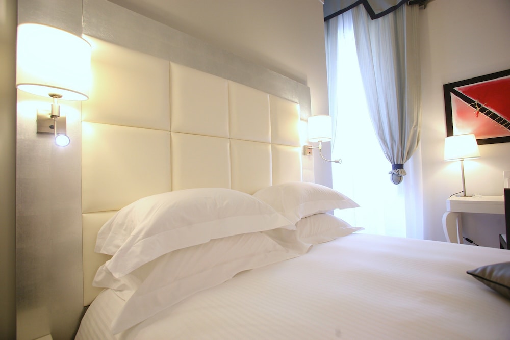 Habitación, 1 cama de matrimonio del hotel Palazzo Caracciolo Naples. Foto 1