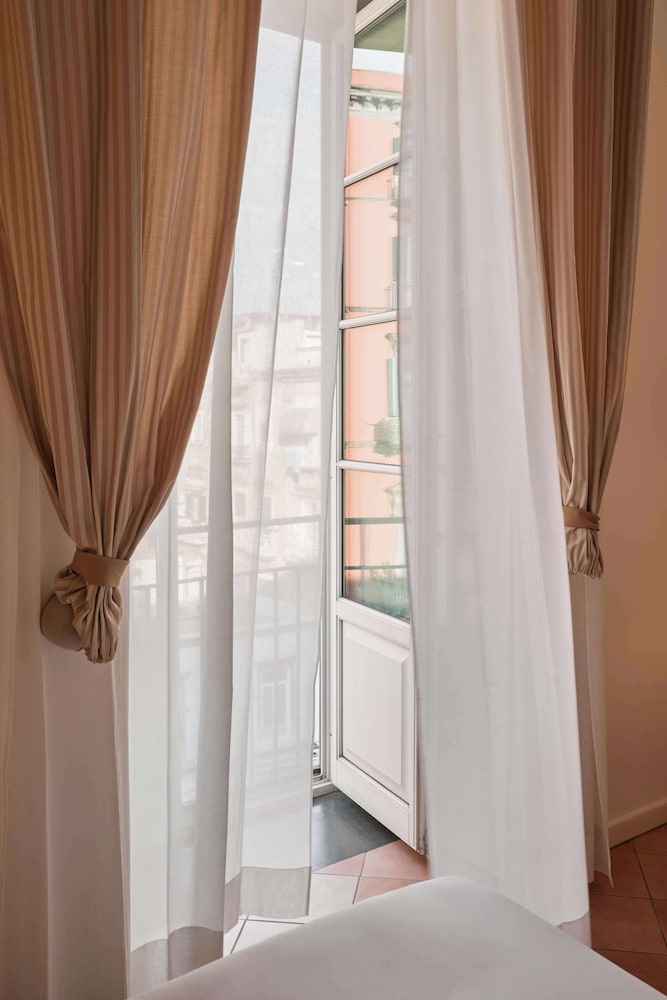 Habitación, 1 cama de matrimonio, terraza del hotel Palazzo Caracciolo Naples. Foto 4
