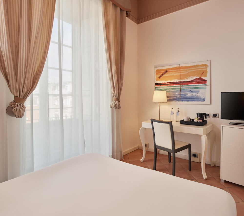 Habitación, 1 cama de matrimonio, terraza del hotel Palazzo Caracciolo Naples. Foto 7
