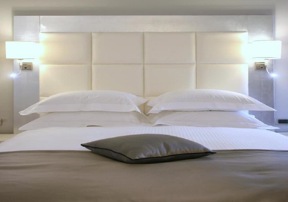 Habitación familiar, 1 cama de matrimonio del hotel Palazzo Caracciolo Naples. Foto 2