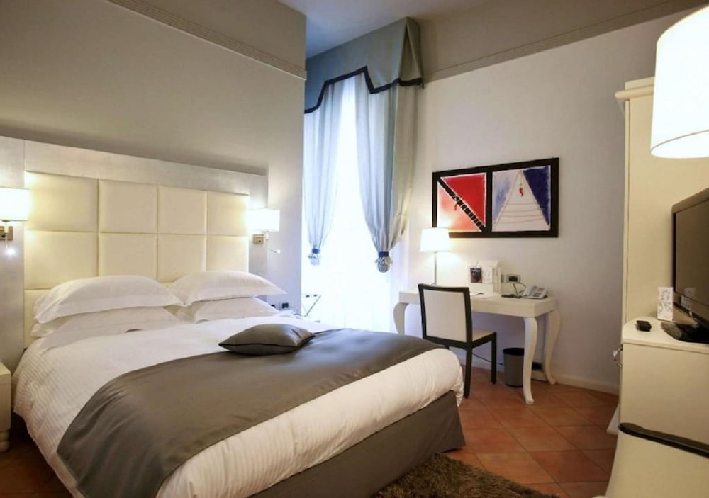 Habitación familiar, 1 cama de matrimonio del hotel Palazzo Caracciolo Naples. Foto 4