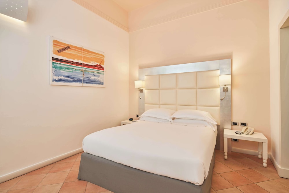 Habitación familiar, 1 cama de matrimonio del hotel Palazzo Caracciolo Naples. Foto 5