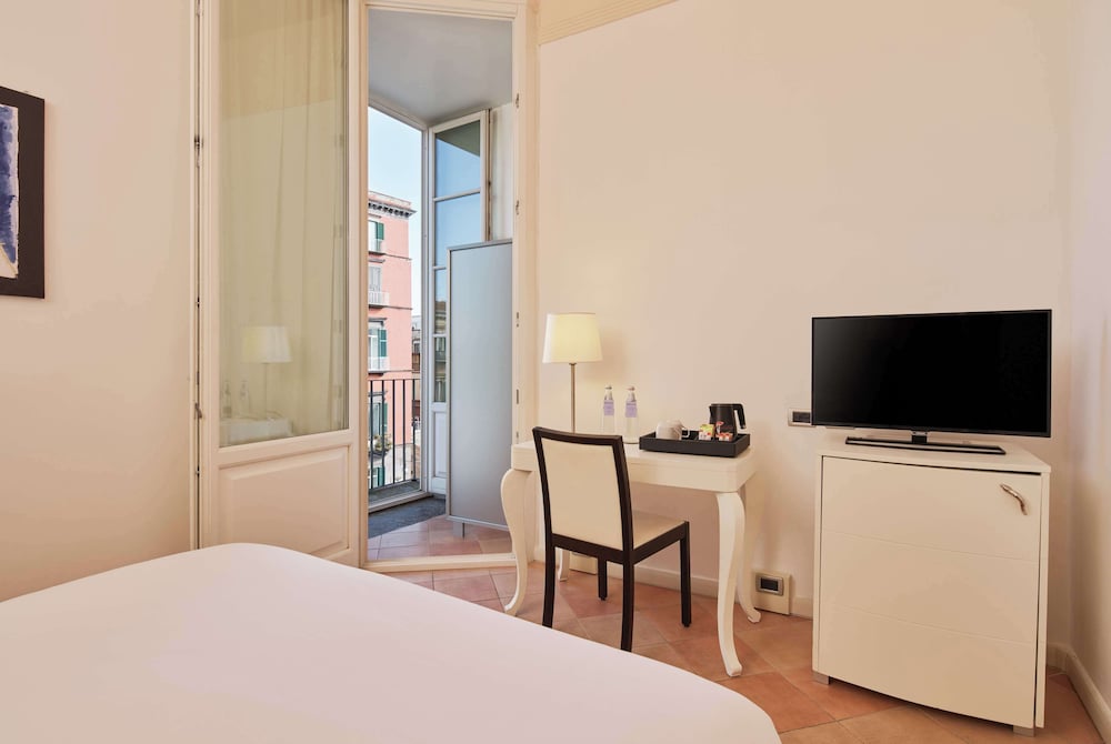 Habitación familiar, 1 cama de matrimonio del hotel Palazzo Caracciolo Naples. Foto 6