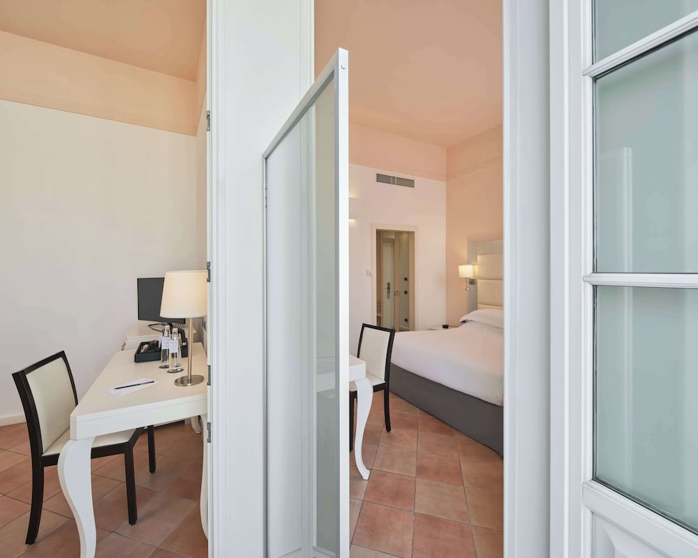 Habitación familiar, 1 cama de matrimonio del hotel Palazzo Caracciolo Naples. Foto 7