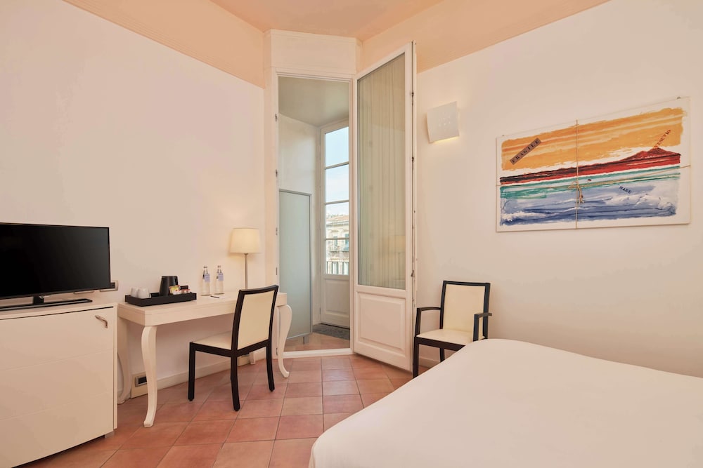Habitación familiar, 1 cama de matrimonio del hotel Palazzo Caracciolo Naples. Foto 8