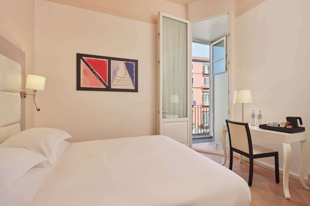 Habitación familiar, 1 cama de matrimonio del hotel Palazzo Caracciolo Naples. Foto 9