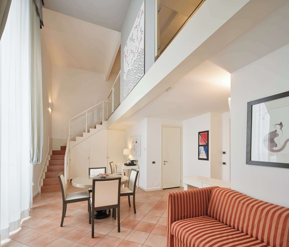 Suite junior, 2 camas individuales (Duplex) del hotel Palazzo Caracciolo Naples. Foto 7