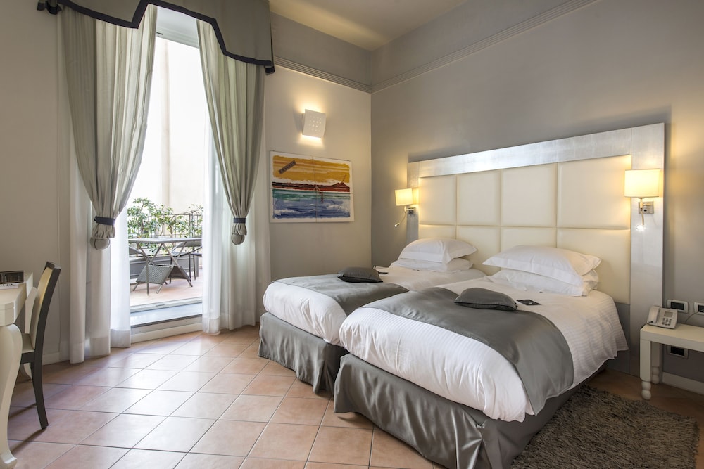 Habitación, 2 camas individuales, terraza del hotel Palazzo Caracciolo Naples. Foto 2