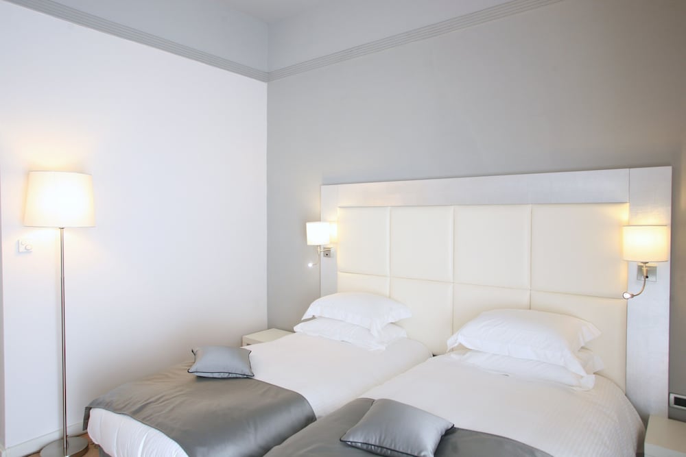 Habitación, 2 camas individuales, terraza del hotel Palazzo Caracciolo Naples. Foto 3