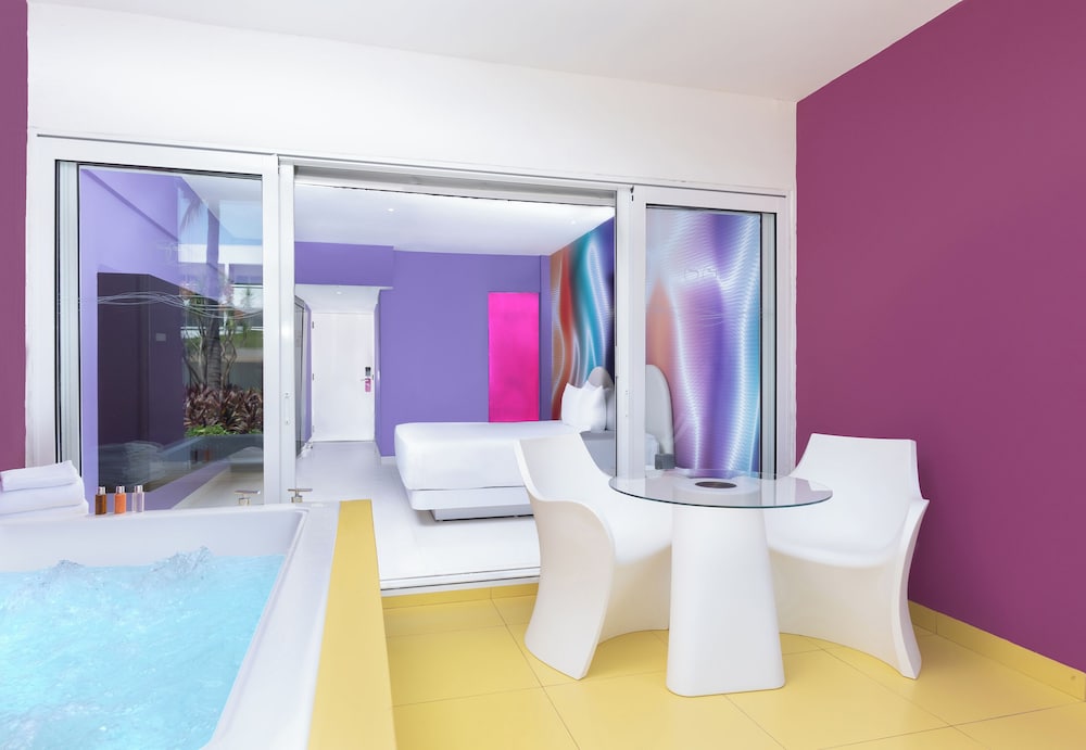 Plush Jacuzzi del hotel Temptation Cancun Resort - All Inclusive- Adults Only. Foto 1