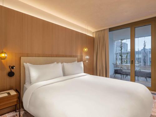 Residencia de 1 dormitorio con cama extragrande y cocina del hotel Fairmont Golden Prague