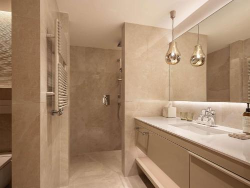 Residencia de 1 dormitorio con cama extragrande y cocina del hotel Fairmont Golden Prague. Foto 1