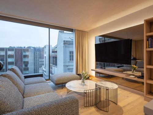 Residencia de 1 dormitorio con cama extragrande y cocina del hotel Fairmont Golden Prague. Foto 3
