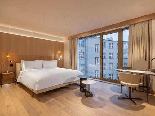 Residencia tipo estudio con cama extragrande y cocina del hotel Fairmont Golden Prague