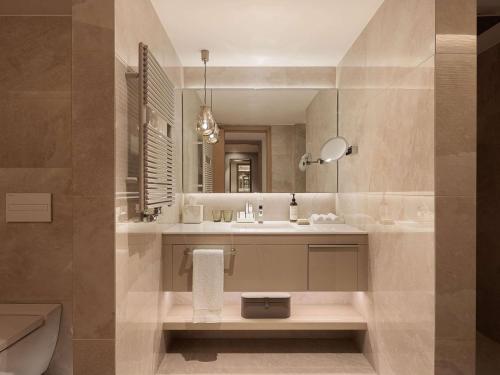 Residencia tipo estudio con cama extragrande y cocina del hotel Fairmont Golden Prague. Foto 1