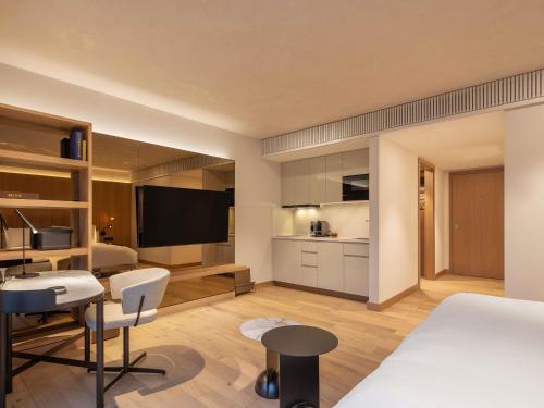 Residencia tipo estudio con cama extragrande y cocina del hotel Fairmont Golden Prague. Foto 2