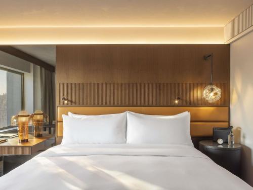 Habitación Fairmont Gold Deluxe con cama extragrande y acceso exclusivo al salón del hotel Fairmont Golden Prague. Foto 3
