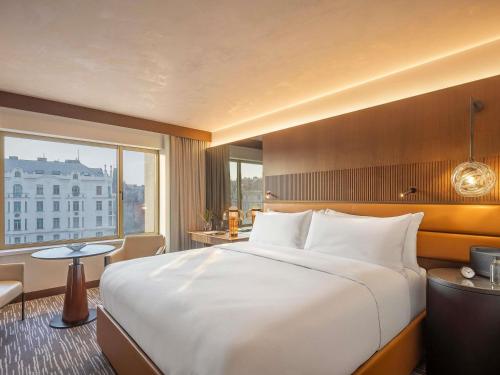Habitación Fairmont Gold grande con acceso exclusivo al salón - Cama extragrande del hotel Fairmont Golden Prague. Foto 3