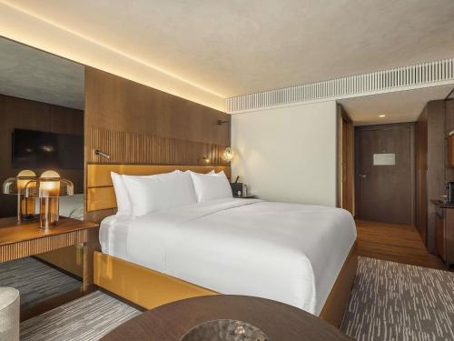 Habitación Fairmont con cama extragrande y vistas al río del hotel Fairmont Golden Prague