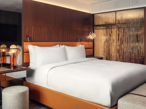 Habitación Fairmont Gold Signature con cama extragrande y acceso al salón del hotel Fairmont Golden Prague