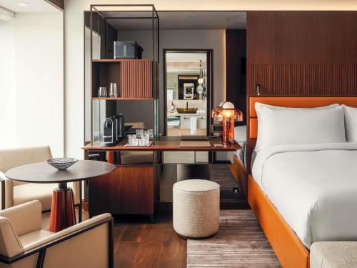 Habitación Fairmont Gold Signature con cama extragrande y acceso al salón del hotel Fairmont Golden Prague. Foto 1