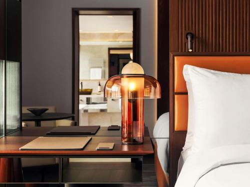 Habitación Fairmont Gold Signature con cama extragrande y acceso al salón del hotel Fairmont Golden Prague. Foto 2