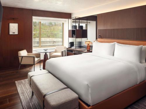 Habitación Signature con cama extragrande y vistas al río del hotel Fairmont Golden Prague. Foto 1