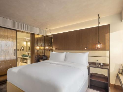Suite Fairmont Gold de 1 dormitorio con sofá cama y acceso exclusivo al salón del hotel Fairmont Golden Prague. Foto 2