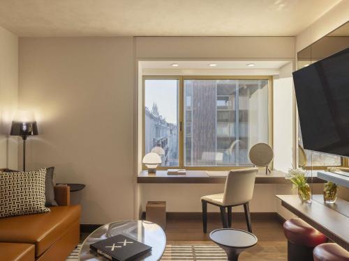 Suite de 1 dormitorio con sofá cama y vistas al río del hotel Fairmont Golden Prague. Foto 1
