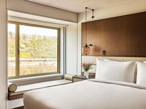 Suite de 1 dormitorio con sofá cama y vistas al río del hotel Fairmont Golden Prague. Foto 3