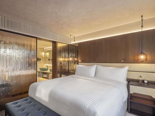Suite Signature de 1 dormitorio con cama extragrande, zona de cocina cocina y acceso al salón del hotel Fairmont Golden Prague