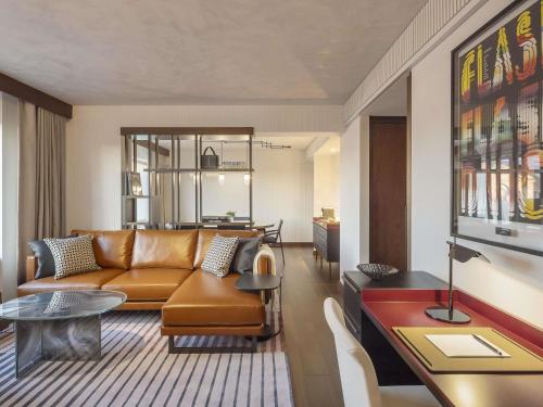 Suite Signature de 1 dormitorio con cama extragrande, zona de cocina cocina y acceso al salón del hotel Fairmont Golden Prague. Foto 3
