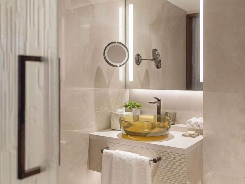 Habitación Doble con 2 camas Fairmont Gold con acceso exclusivo al salón del hotel Fairmont Golden Prague. Foto 1
