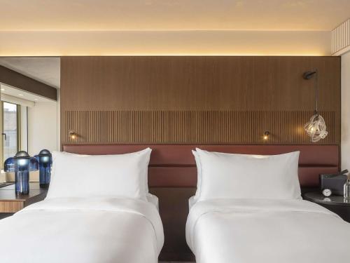 Habitación Doble con 2 camas Fairmont Gold con acceso exclusivo al salón del hotel Fairmont Golden Prague. Foto 3