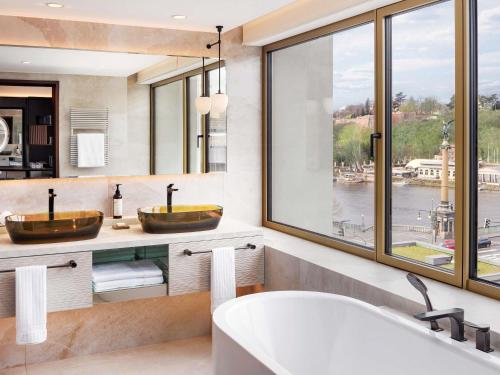 Habitación Doble con 2 camas Signature con vistas al río del hotel Fairmont Golden Prague. Foto 4