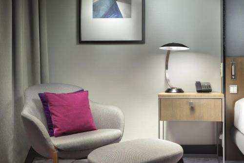 Habitación con cama extragrande del hotel Hilton Prague Atrium. Foto 1