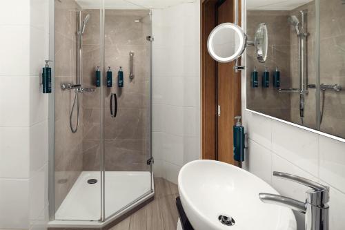 Habitación con cama extragrande del hotel Hilton Prague Atrium. Foto 4