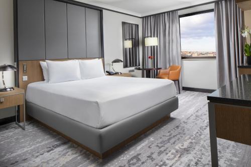 Habitación Executive con cama extragrande del hotel Hilton Prague Atrium. Foto 4